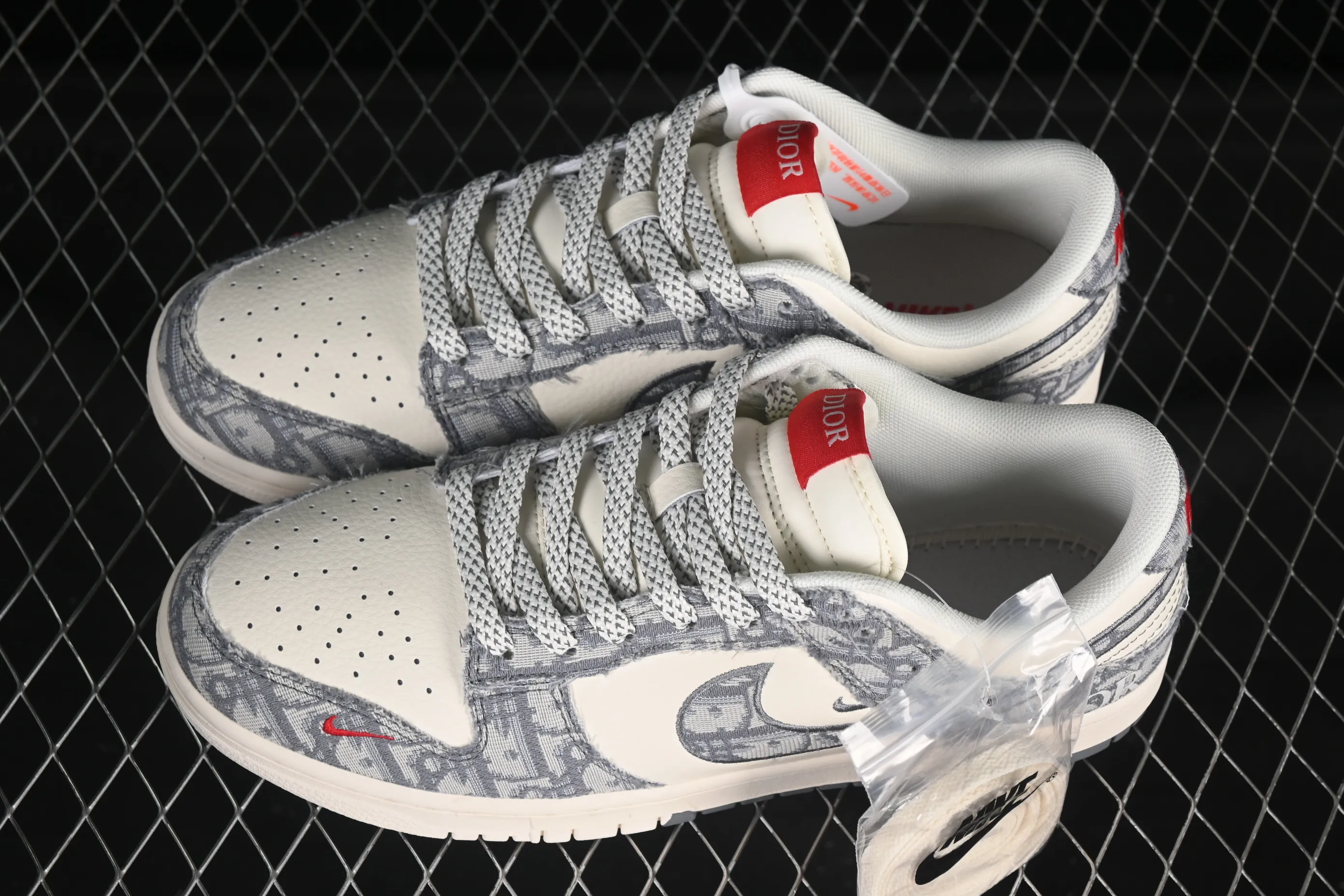 All categories Nk SB Dunk Series Nk SB Dunk Low High-end customized low-top sneakers Nike SB Dunk Low Dior series Fabric gray hook Anniversary high-end customized low-top casual sneakers SJ2558-013